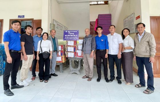 Ảnh của 'Chung một tấm lòng' nâng bước học trò vùng lũ